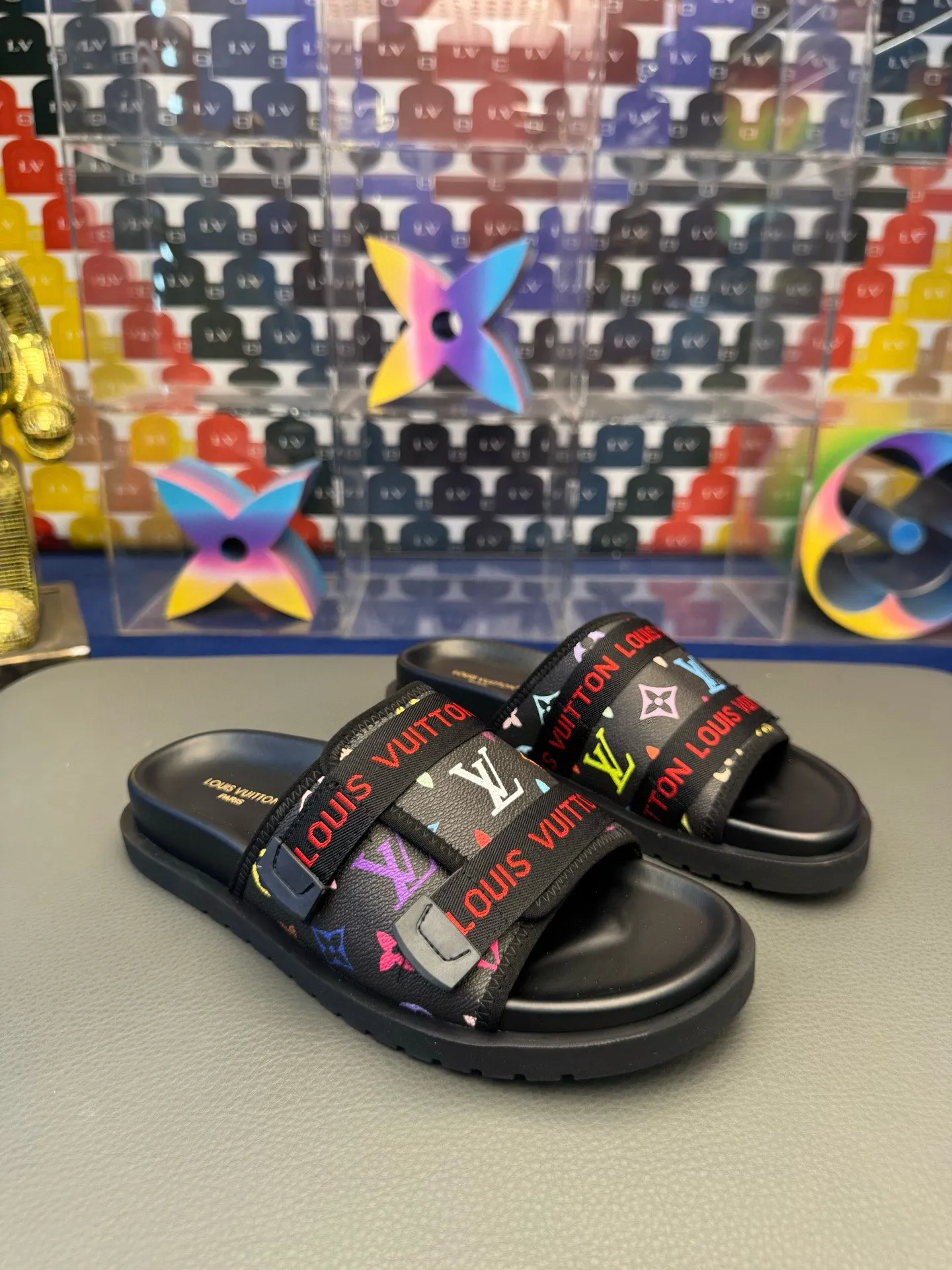 [L Home] P: 340💰Size: 38-45 Top purchasing lv men's summer slippers, classic presbyopia with soft real leather lining, unique color splicing effect, distinctive personality, fashionable and trendy essential style, light and comfortable. Lightweight and tough rubber insole, micro ridged foam outsole, super comfortable!